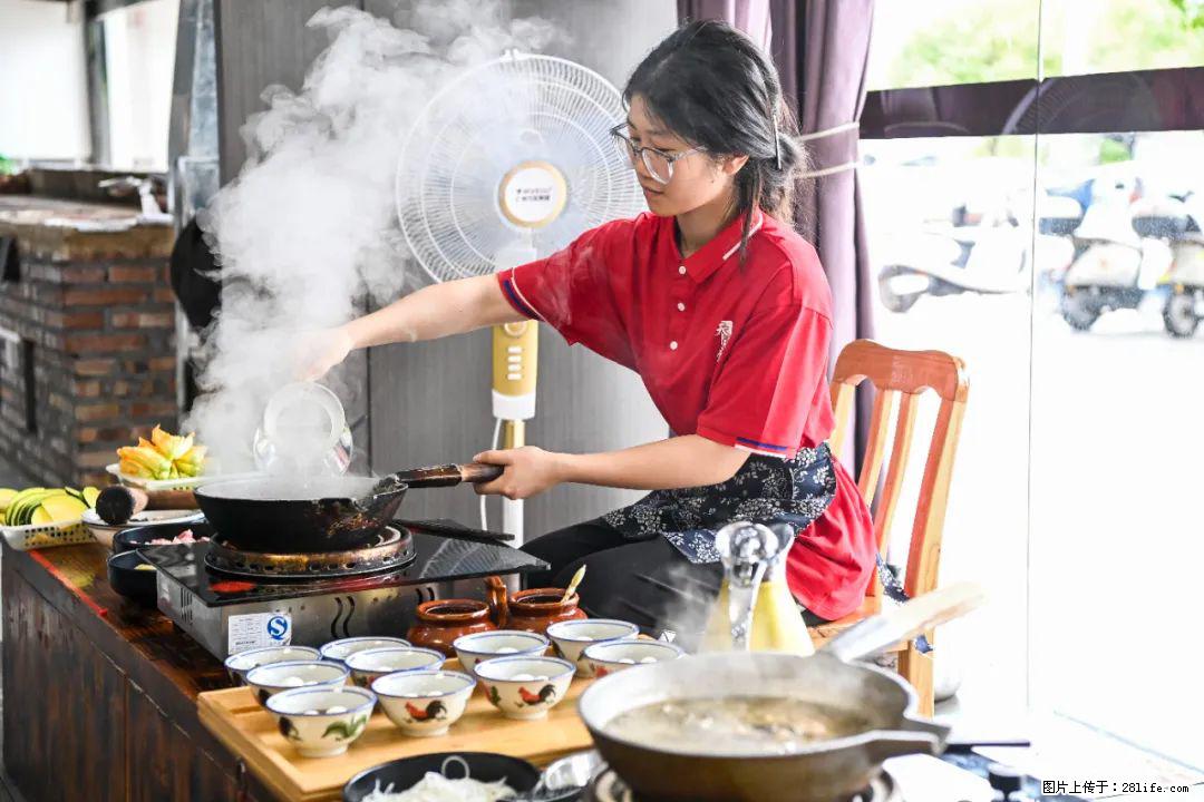 全网追的“扁担女孩”,找了一份暑假工,时薪12元 - 金昌生活资讯 - 金昌28生活网 jinchang.28life.com
